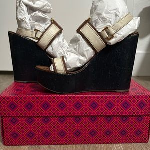 Toryburch color blocking leather Wedge with gold hardware 71/2